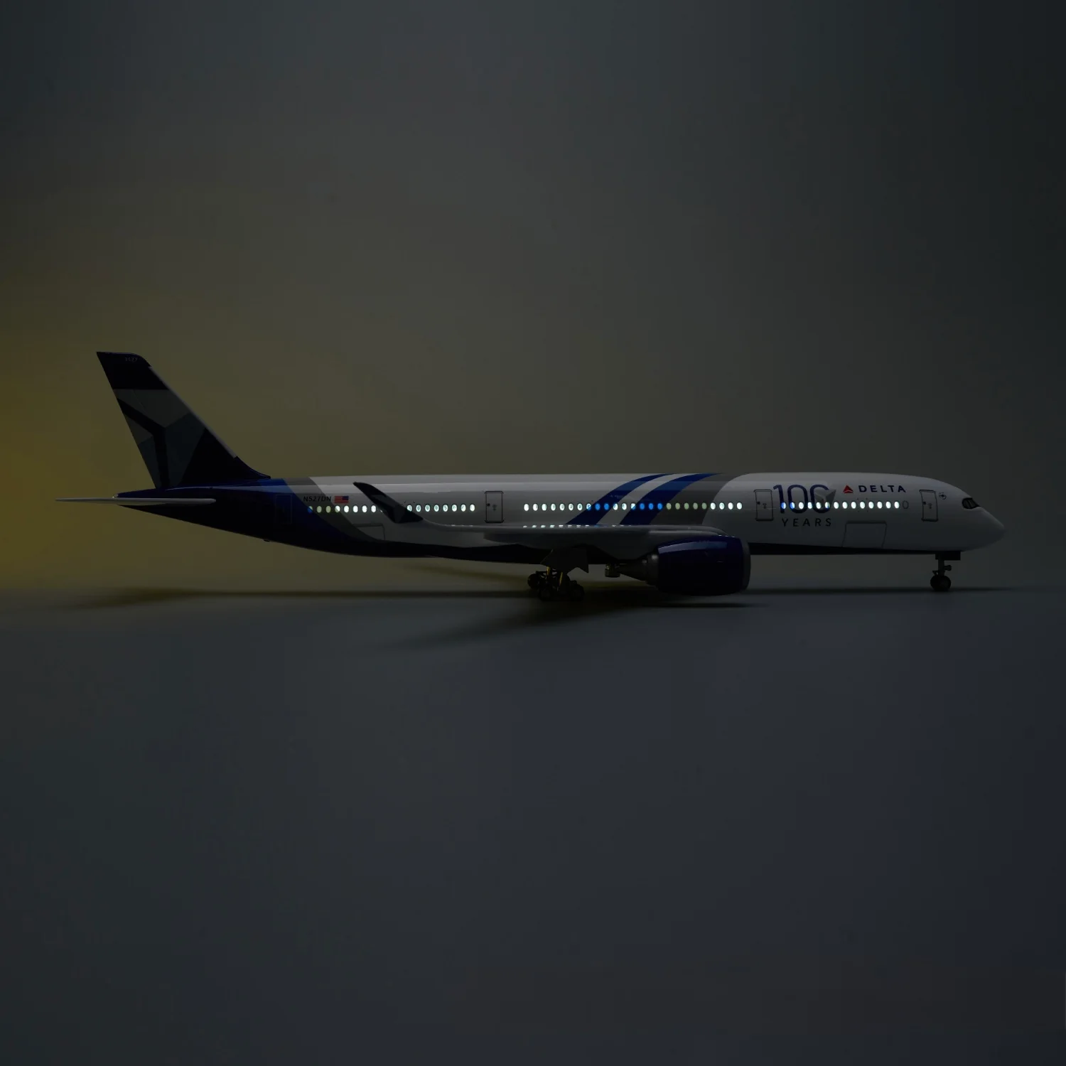 A350 Delta Airlines 1:142 – 47 cm / 18.5 in – 100 YEARS Commemorative - Image 5
