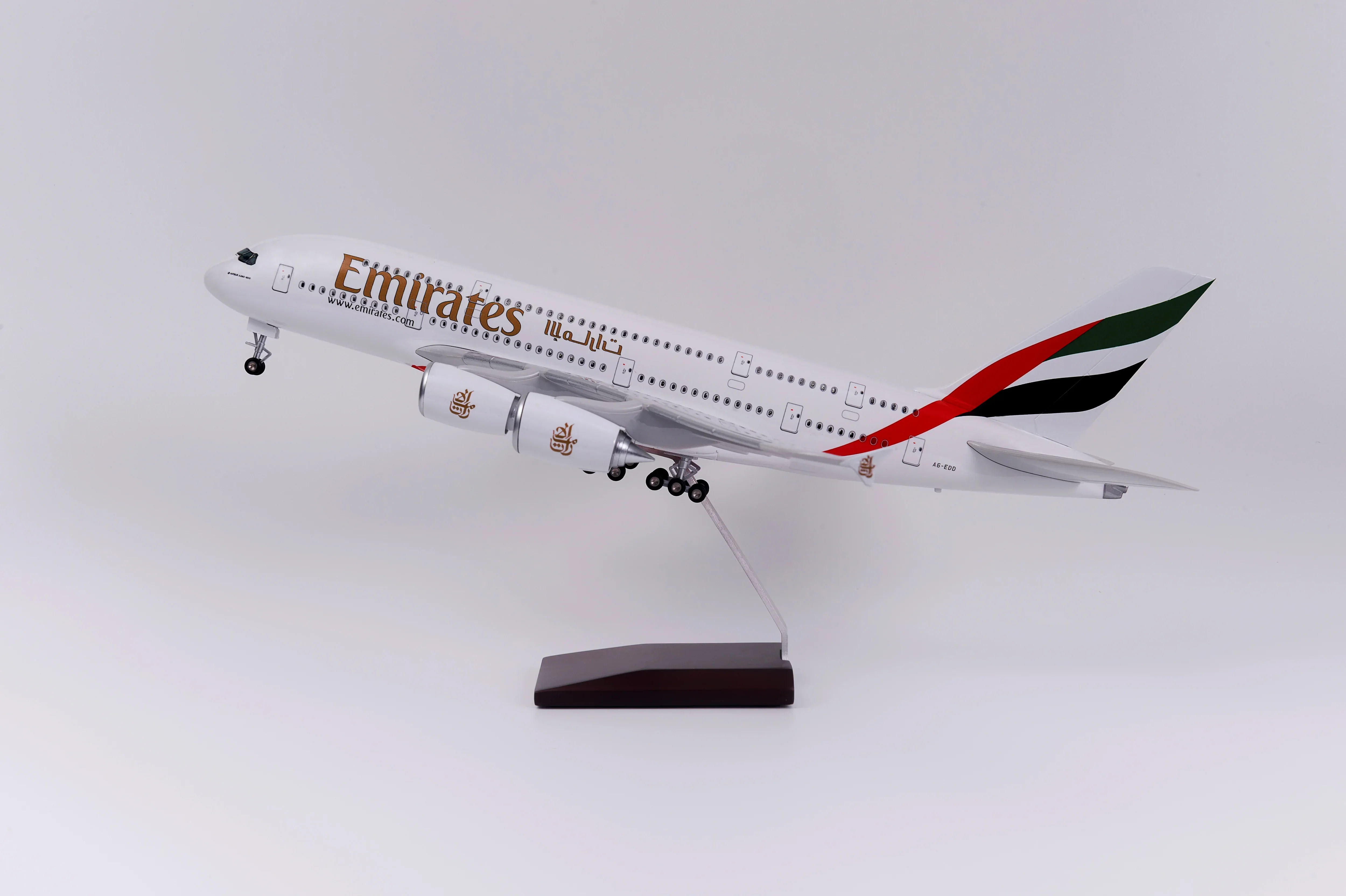 Airbus A380 Emirates 1:160 – 47 cm / 18.5 in – LED Lights - Image 4