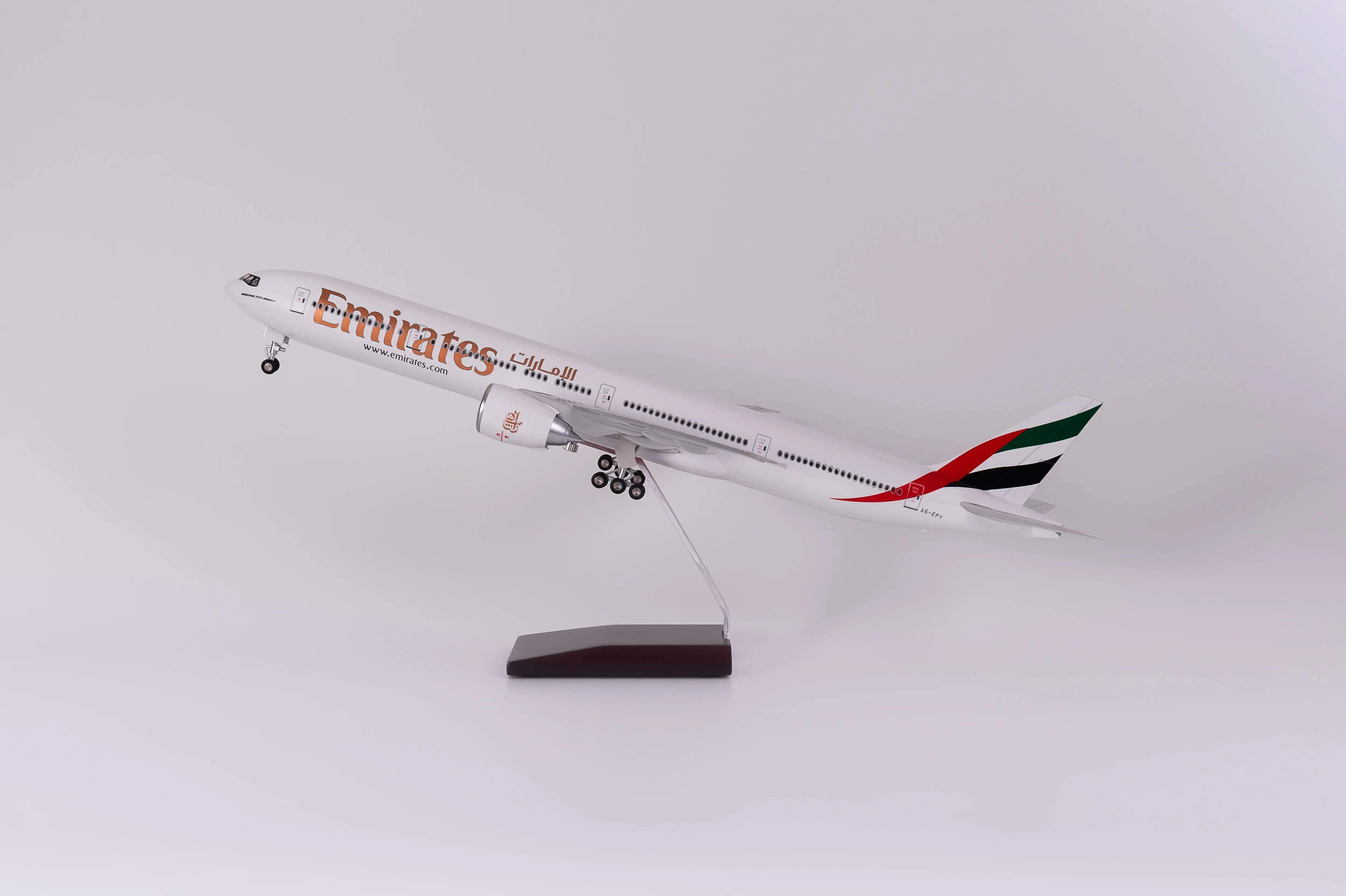 Boeing 777 Emirates – Scale 1:157 (47 cm / 18.5 in) - Image 3