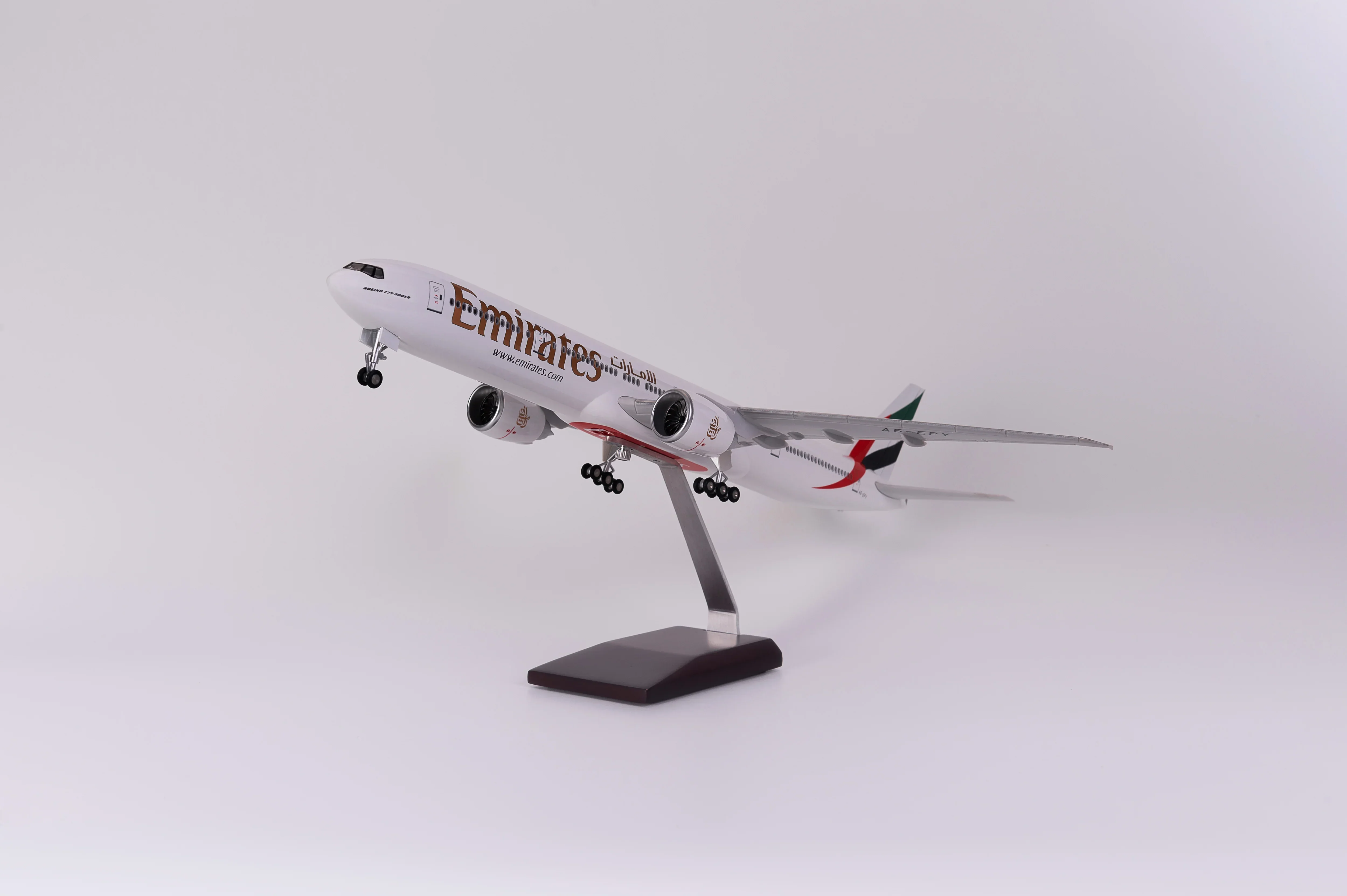 Boeing 777 Emirates – Scale 1:157 (47 cm / 18.5 in) - Image 5