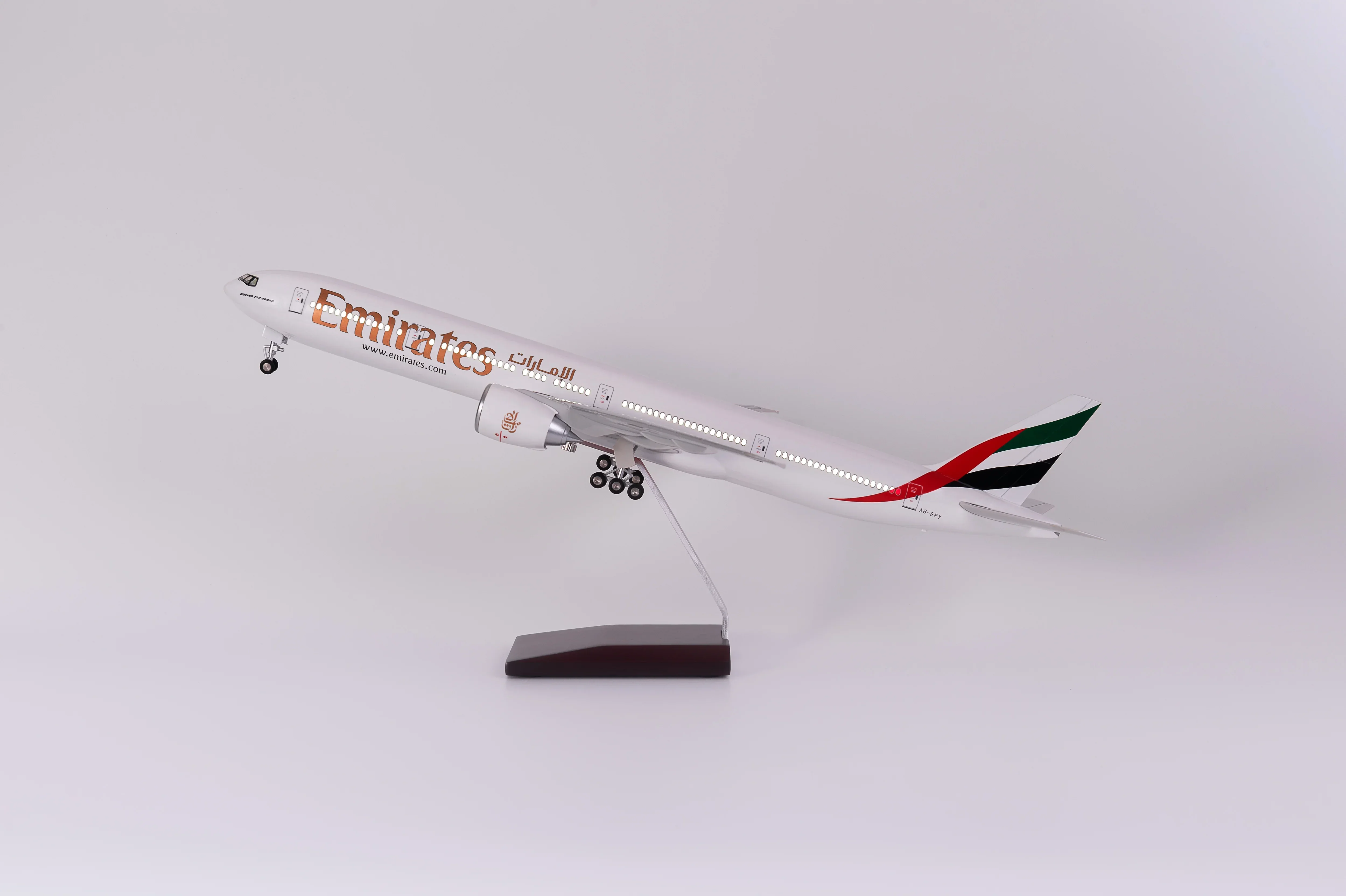 Boeing 777 Emirates – Scale 1:157 (47 cm / 18.5 in) - Image 6