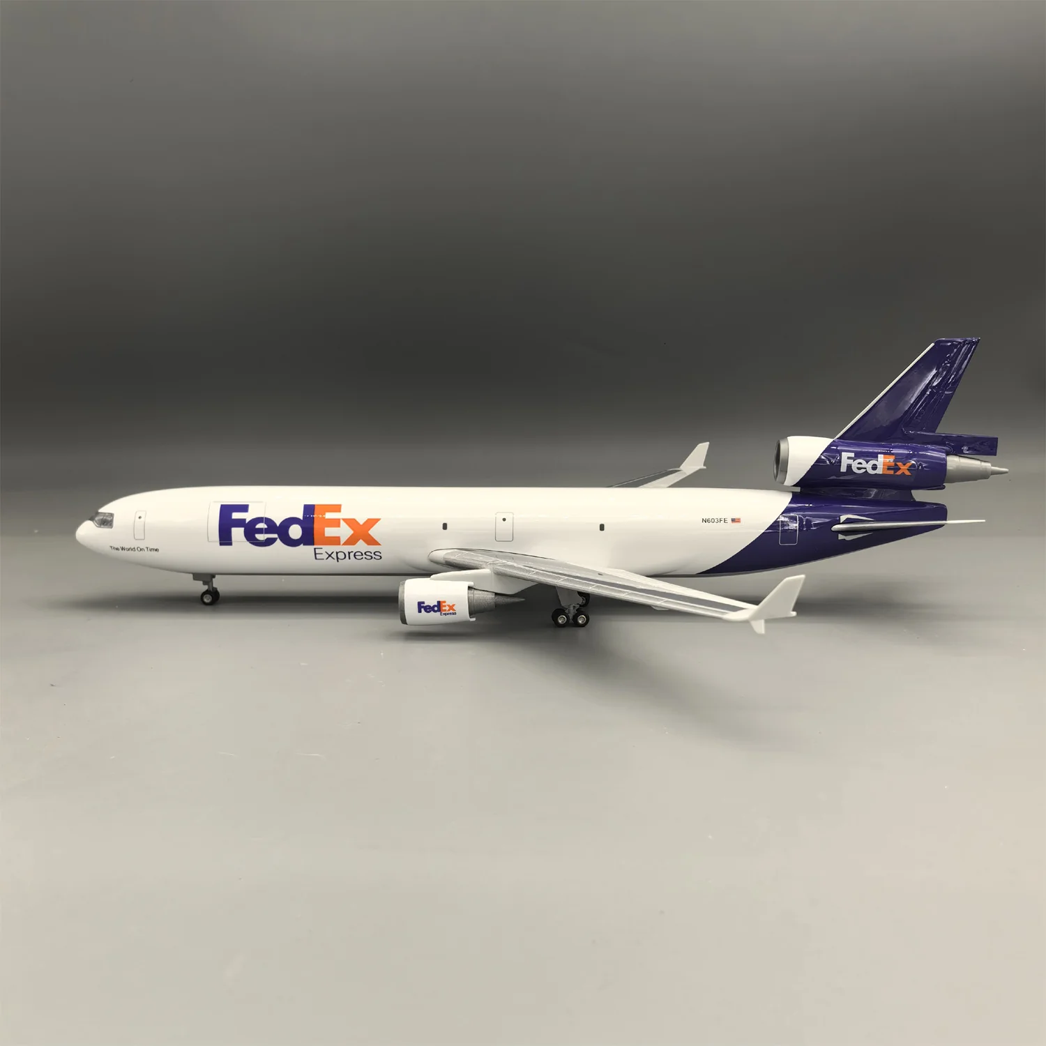 FEDEX MD-11 McDonnell Douglas – Scale 1:130 – 47 cm/18.5 in – ABS Resin - Image 5