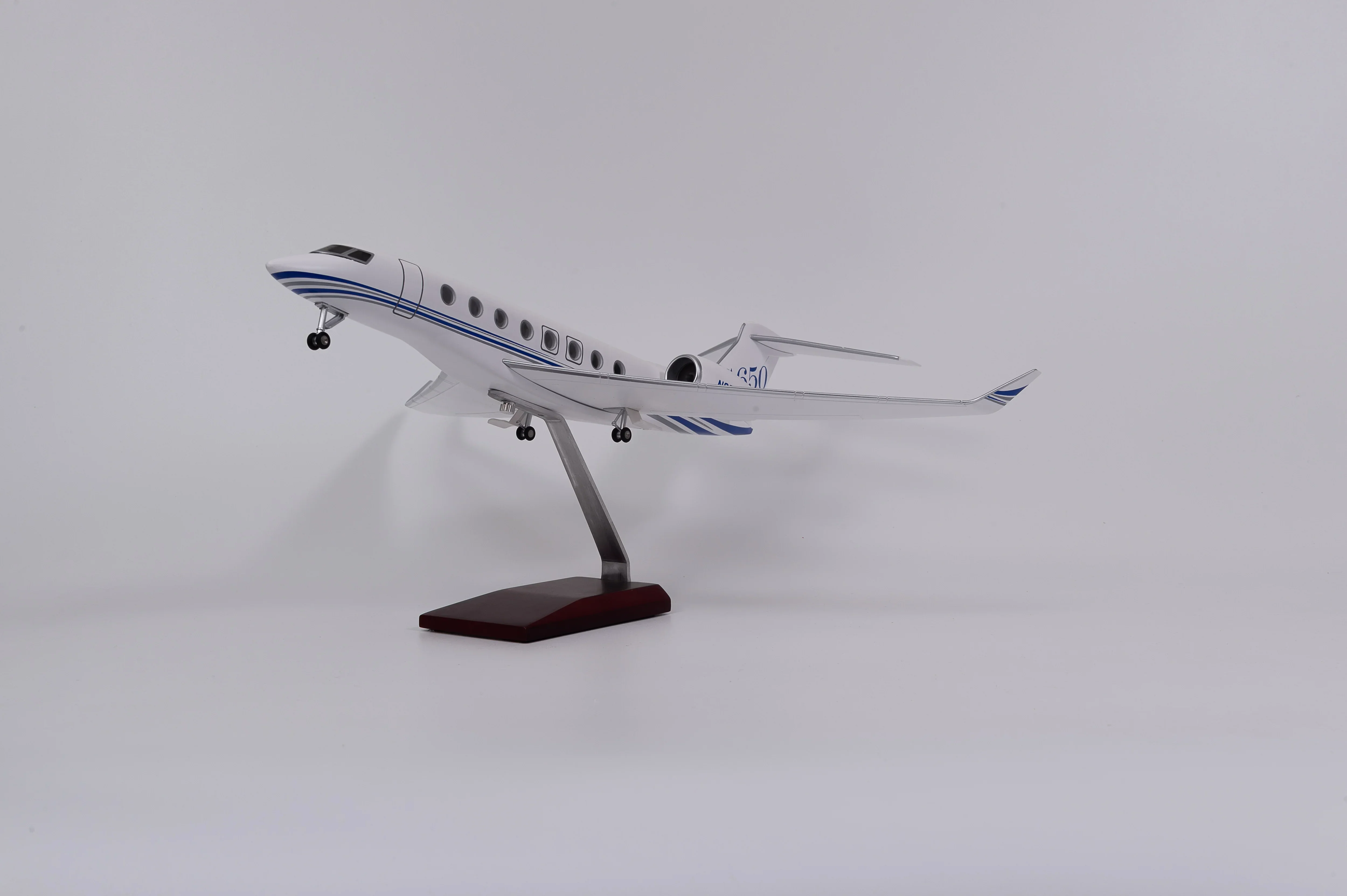 Gulfstream G650ER - Scale 1:50  - L:17in - 45cm - Image 11
