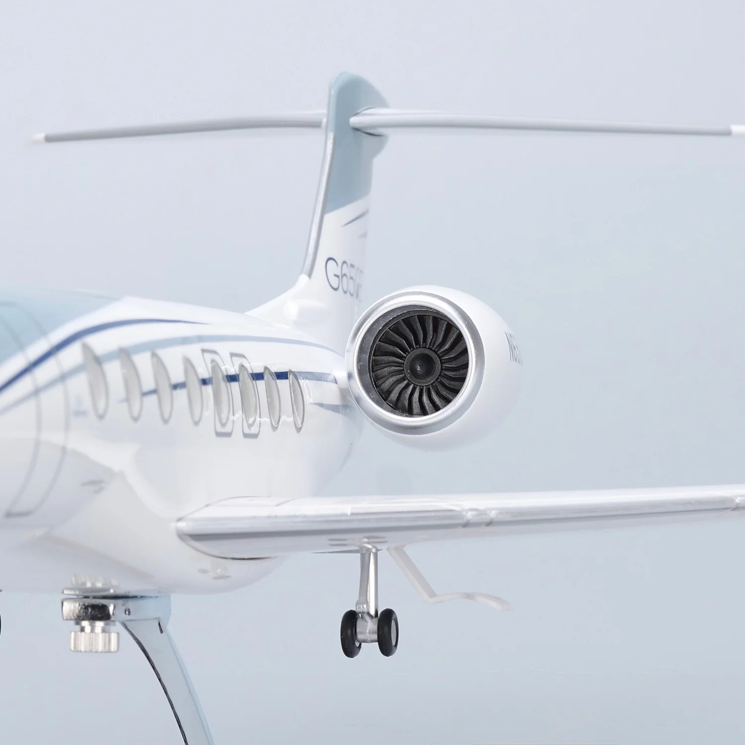 Gulfstream G650ER – Scale 1:50 –  17.7 in - 45 cm – Resin – Premium Display Stand - Image 10