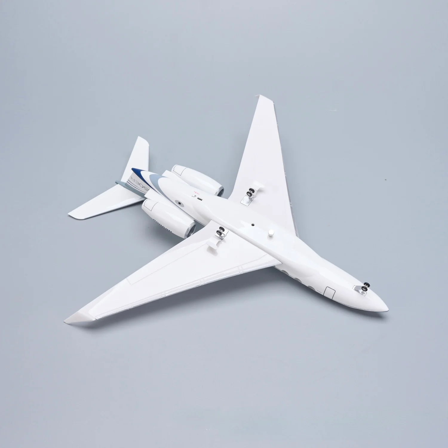 Gulfstream G650ER – Scale 1:50 –  17.7 in - 45 cm – Resin – Premium Display Stand - Image 11