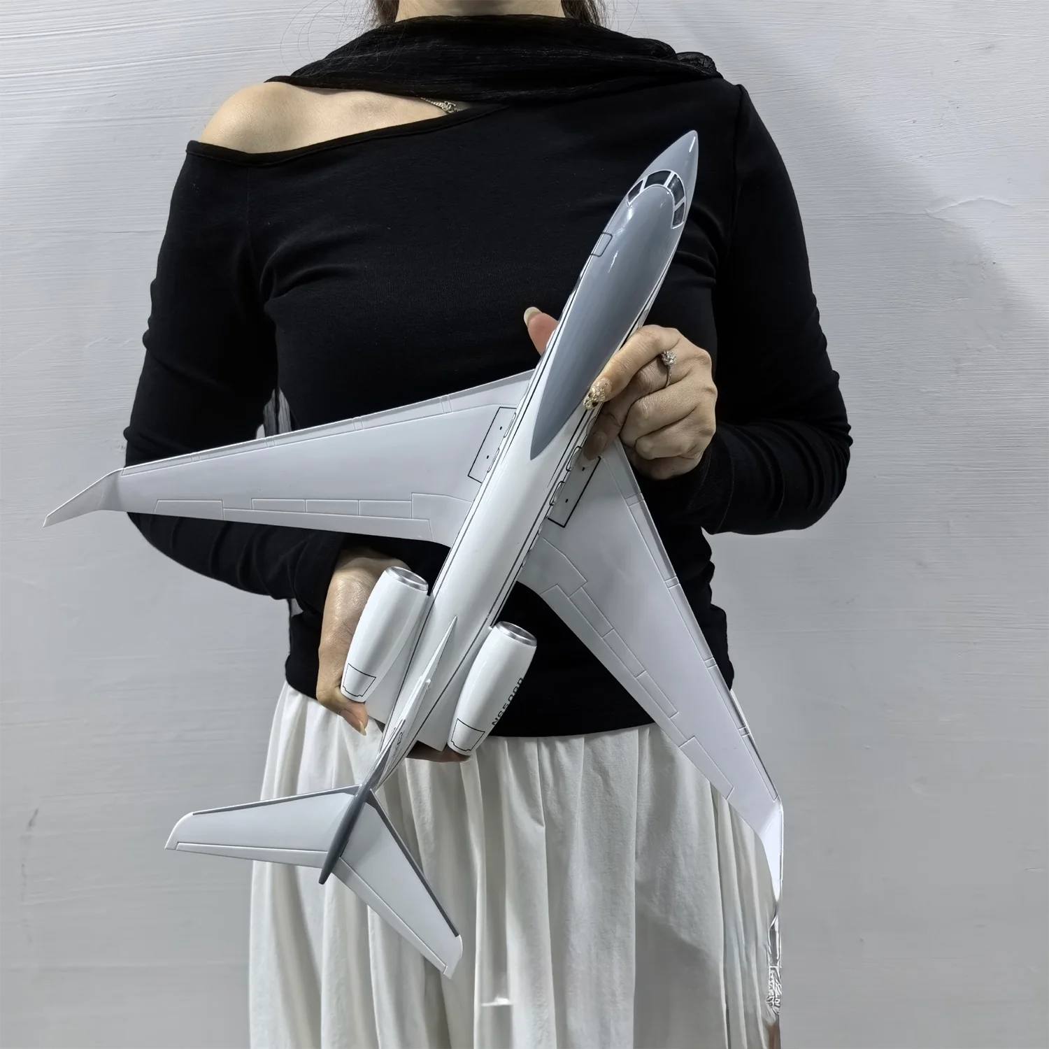 Gulfstream G650ER – Scale 1:50 –  17.7 in - 45 cm – Resin – Premium Display Stand - Image 13