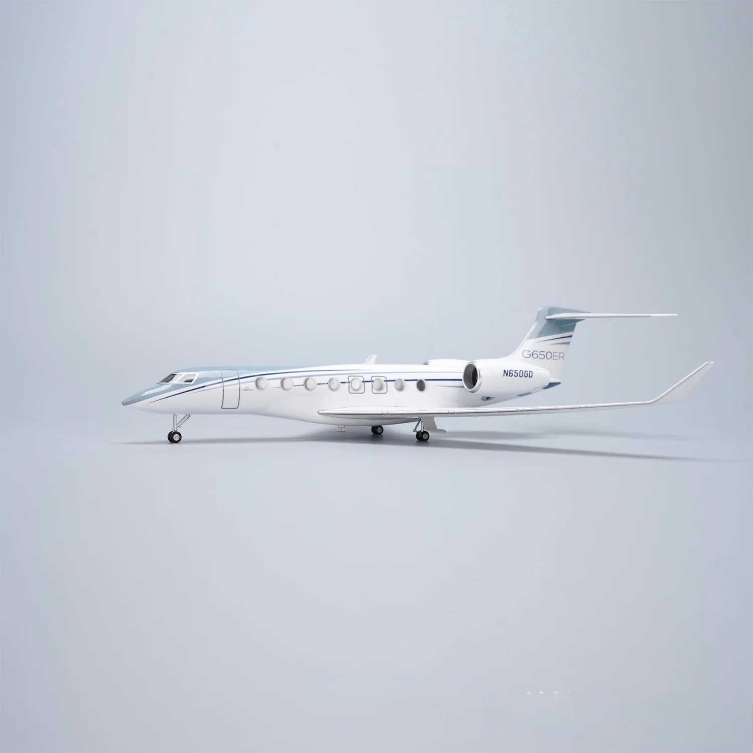 Gulfstream G650ER – Scale 1:50 –  17.7 in - 45 cm – Resin – Premium Display Stand - Image 4