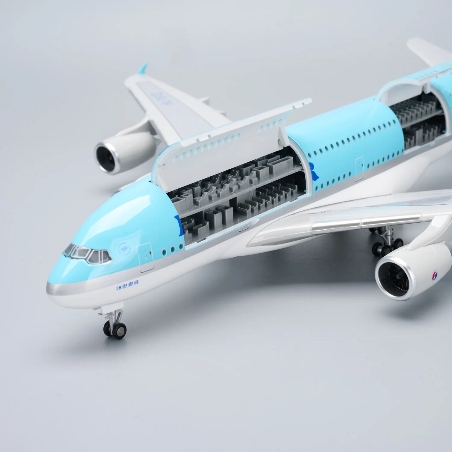 Korean Air Airbus A380 1:160 – 45.5 cm / 17.9 in – Opening Cabin Interior - Image 4