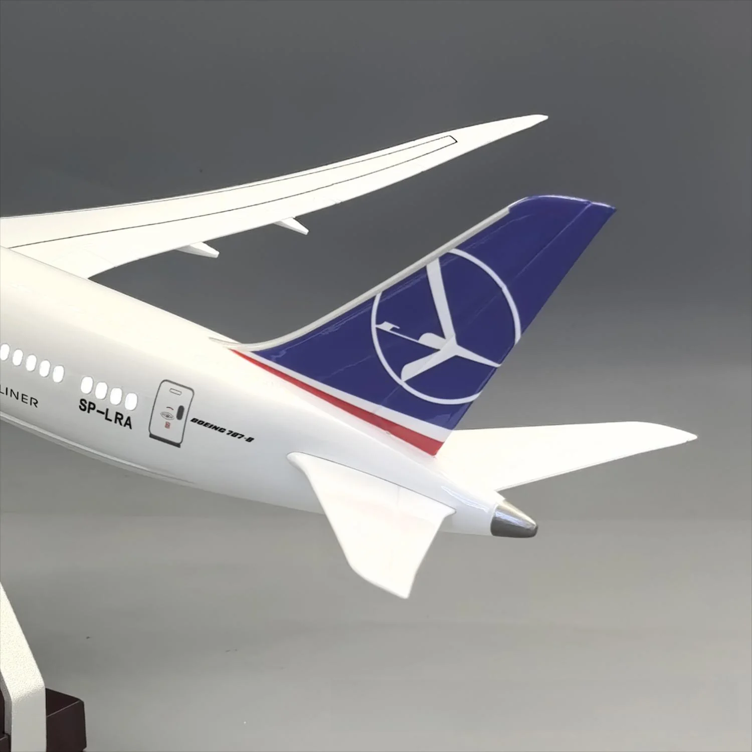 LOT Polish Airlines Boeing 787-8 1:130 – 43 cm / 16.9 in – Dreamliner Edition - Image 3