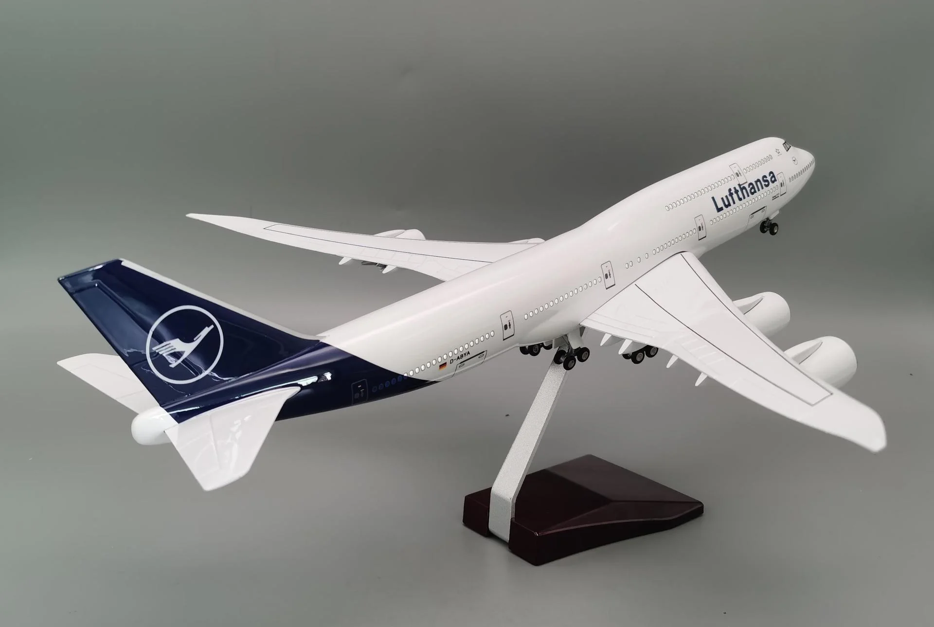 B747 Lufthansa New Painting - Scale 1/150 - 47cm - 18.5 in - Image 3