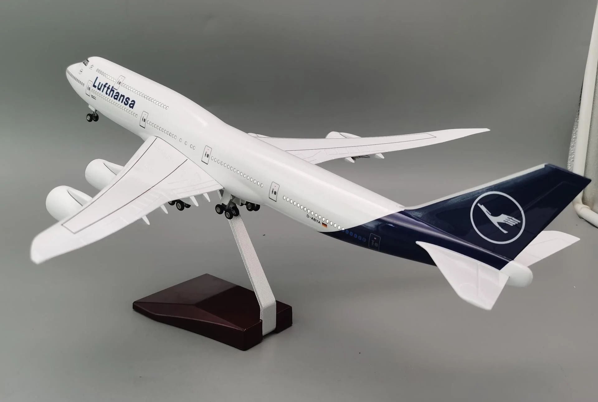 B747 Lufthansa New Painting - Scale 1/150 - 47cm - 18.5 in - Image 4