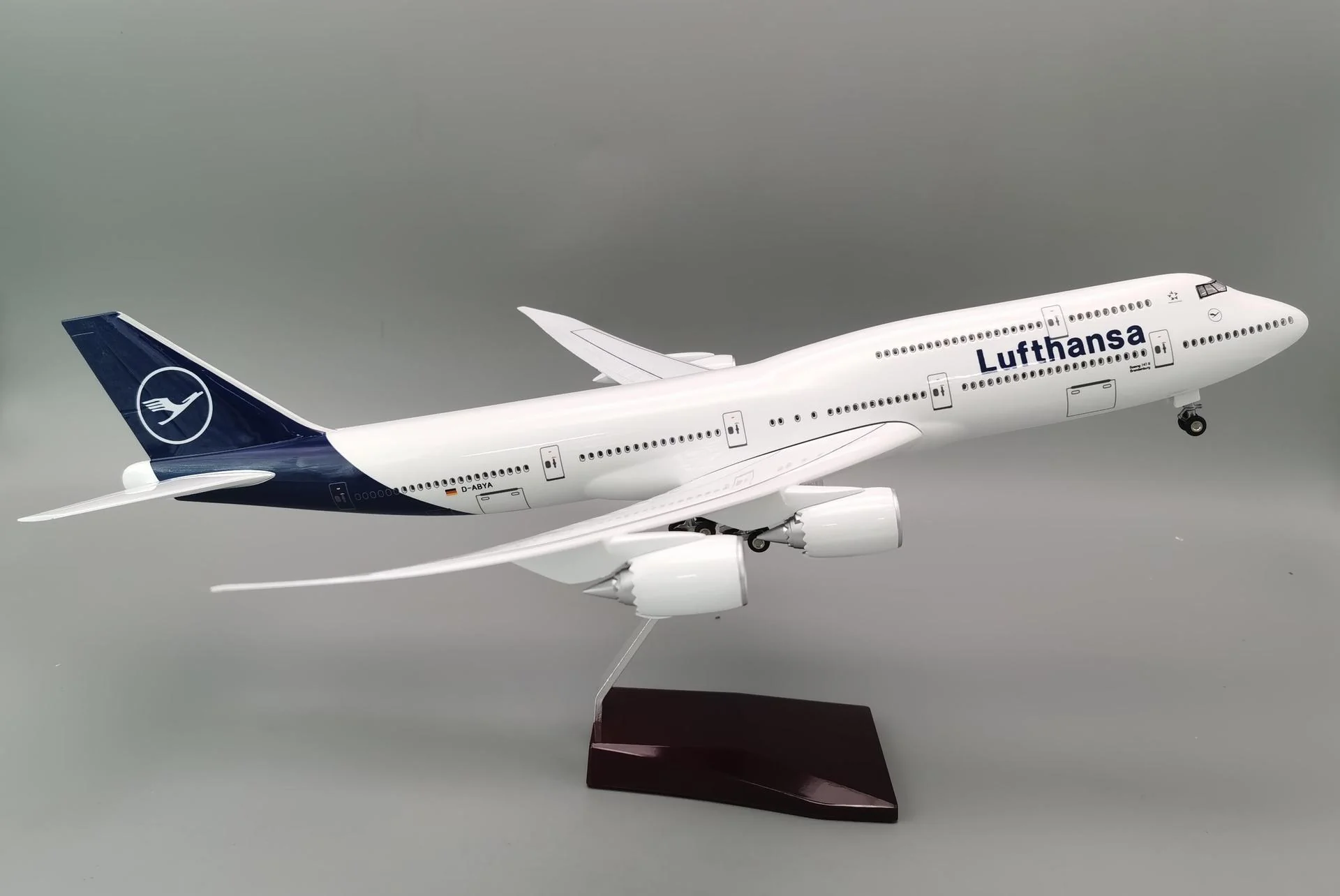B747 Lufthansa New Painting - Scale 1/150 - 47cm - 18.5 in - Image 5
