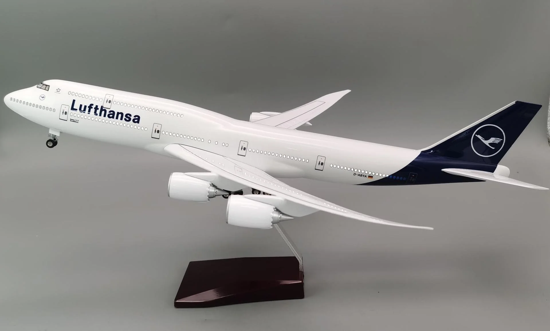 B747 Lufthansa New Painting - Scale 1/150 - 47cm - 18.5 in - Image 7