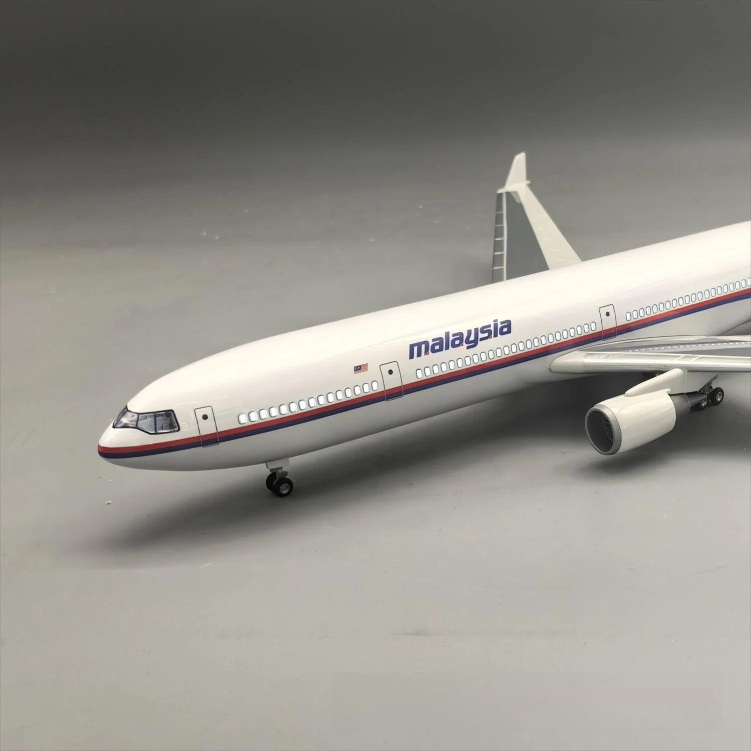 Malaysia Airlines MD-11 1:150 – 47 cm / 18.5 in – Classic Trijet Edition - Image 3