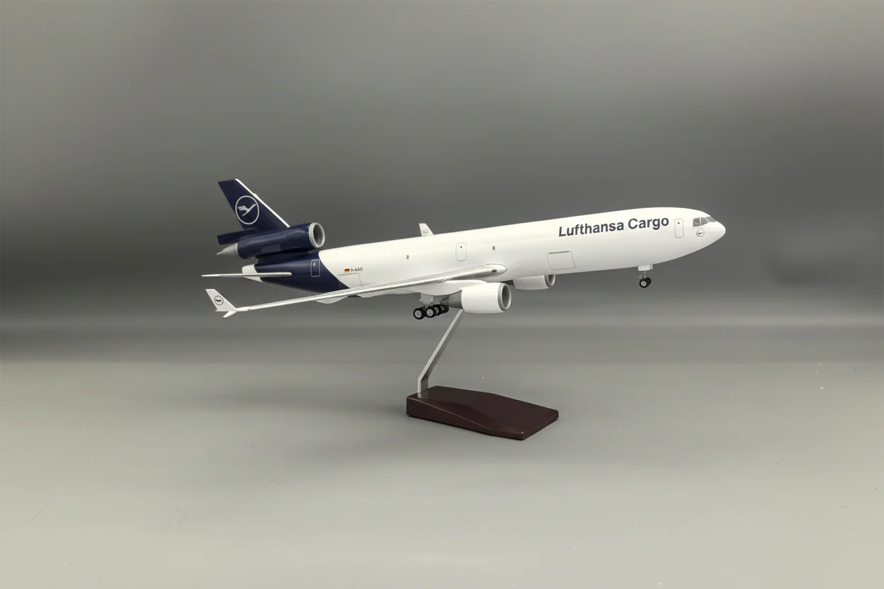 MD-11 Lufthansa Cargo 1:130 – 47 cm / 18.5 in - Image 4