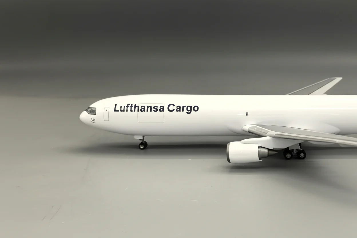 MD-11 Lufthansa Cargo 1:130 – 47 cm / 18.5 in - Image 5