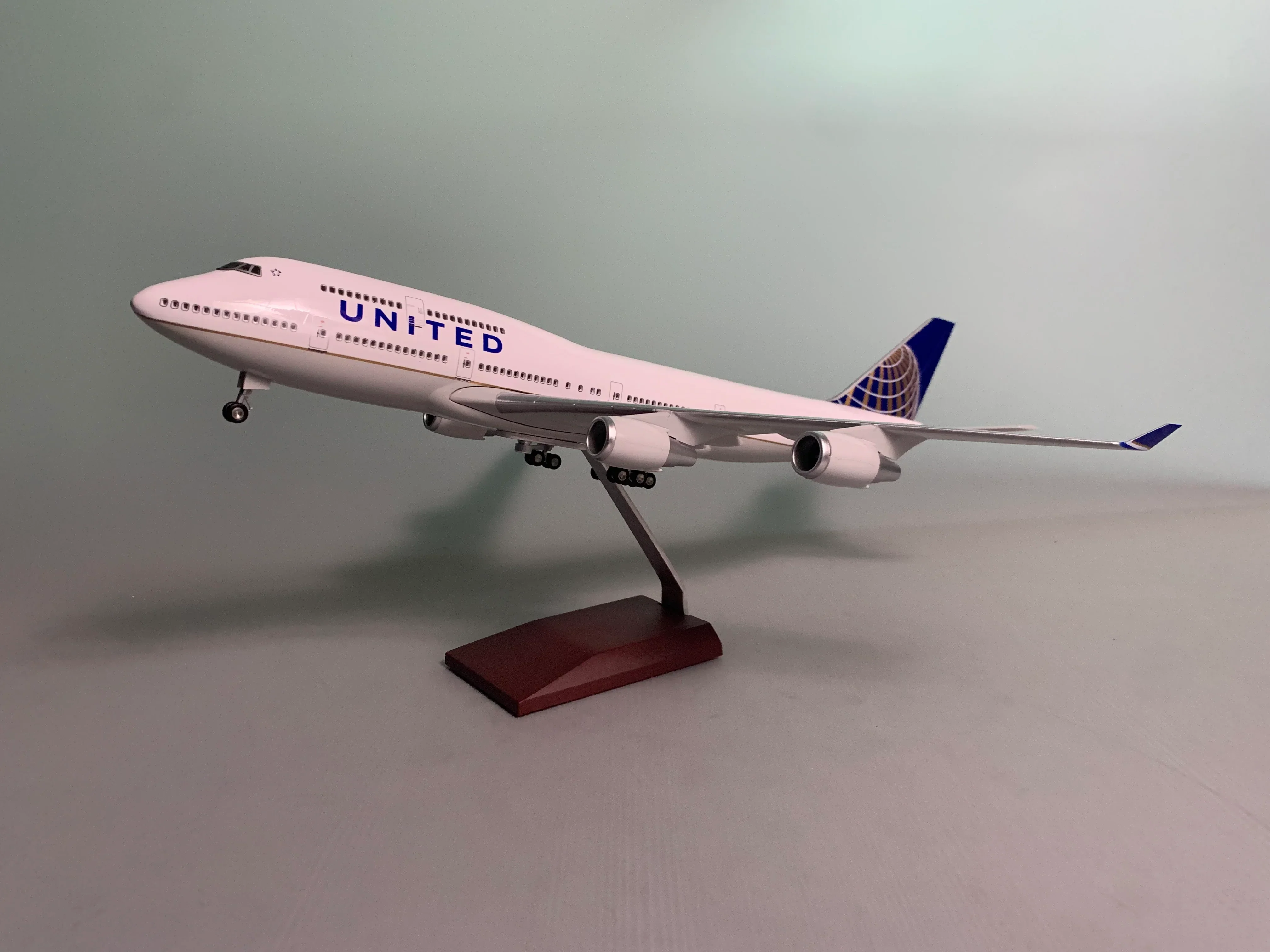 B747-400 United Airlines - Scale  1/150 - 47cm - 18.5 in - Airplane Model - Image 4