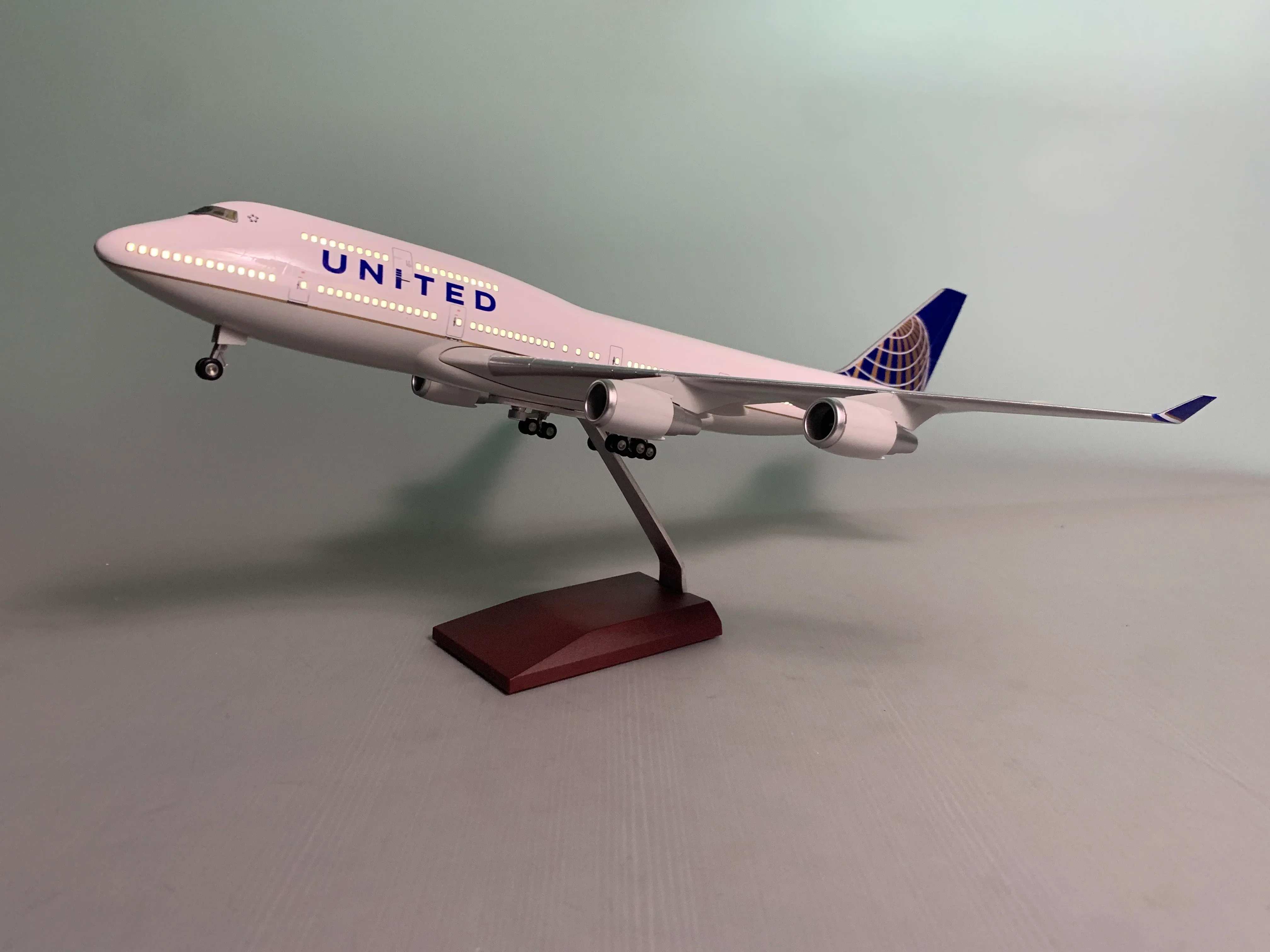 B747-400 United Airlines - Scale  1/150 - 47cm - 18.5 in - Airplane Model - Image 5