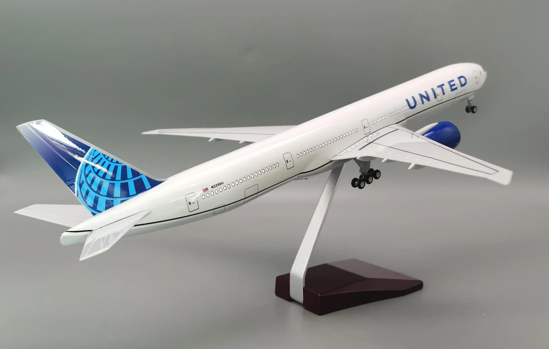 B777 United Airlines  - Scale 1/157 - 47cm - 18.5 in - Airplane Model - Image 3