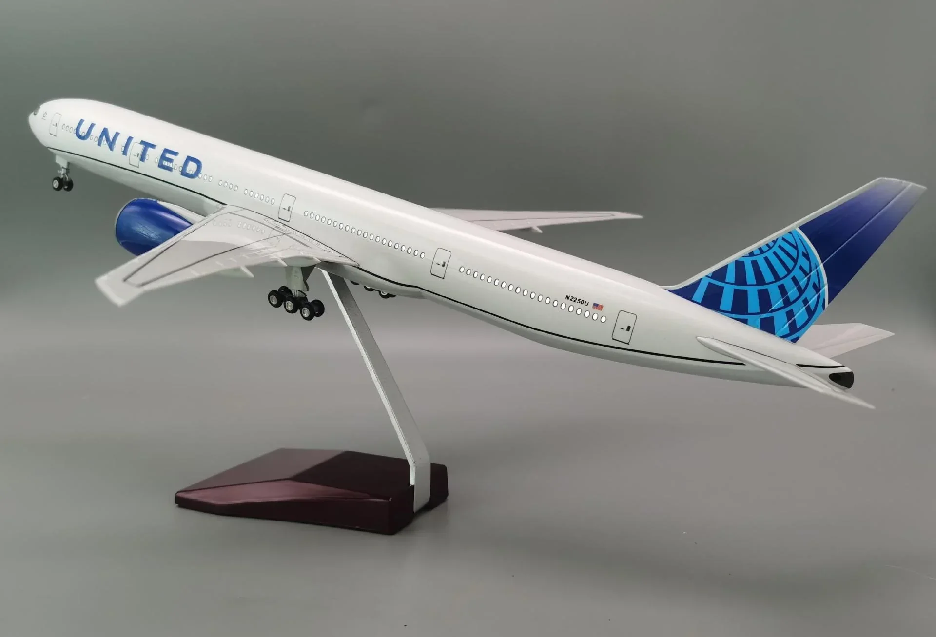 B777 United Airlines  - Scale 1/157 - 47cm - 18.5 in - Airplane Model - Image 4