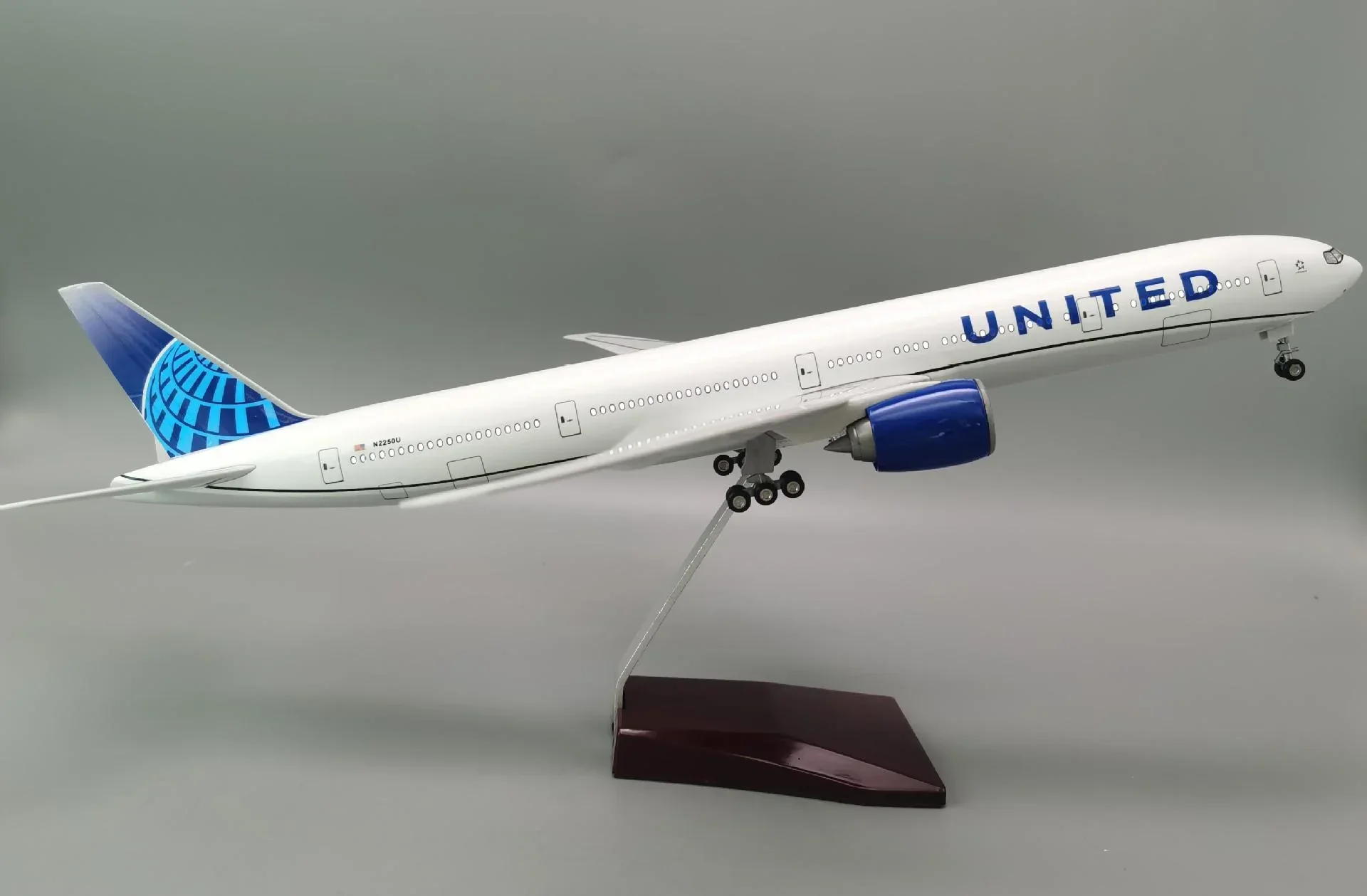 B777 United Airlines  - Scale 1/157 - 47cm - 18.5 in - Airplane Model - Image 5