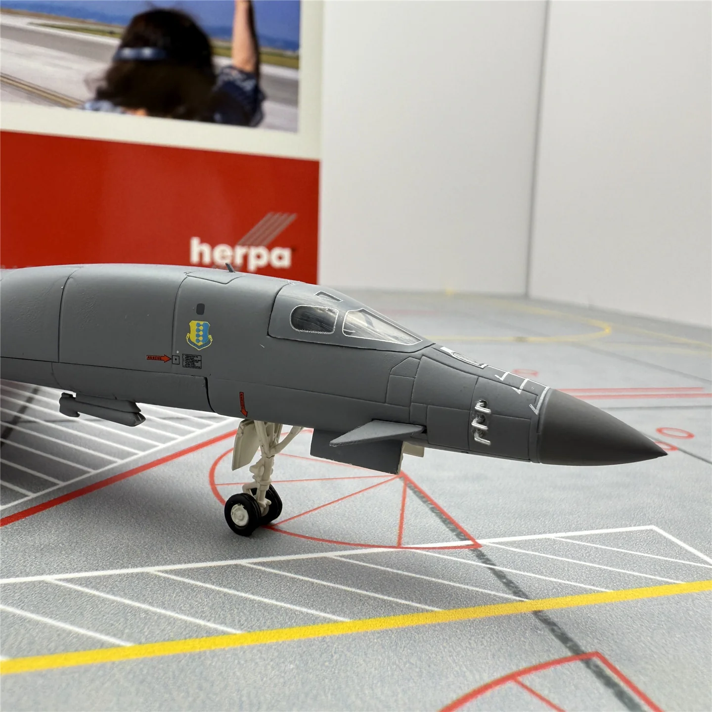 United States Air Force Rockwell B-1B Lancer 85-0060  Scale 1:200  Herpa Wings  22.25 cm - Image 3