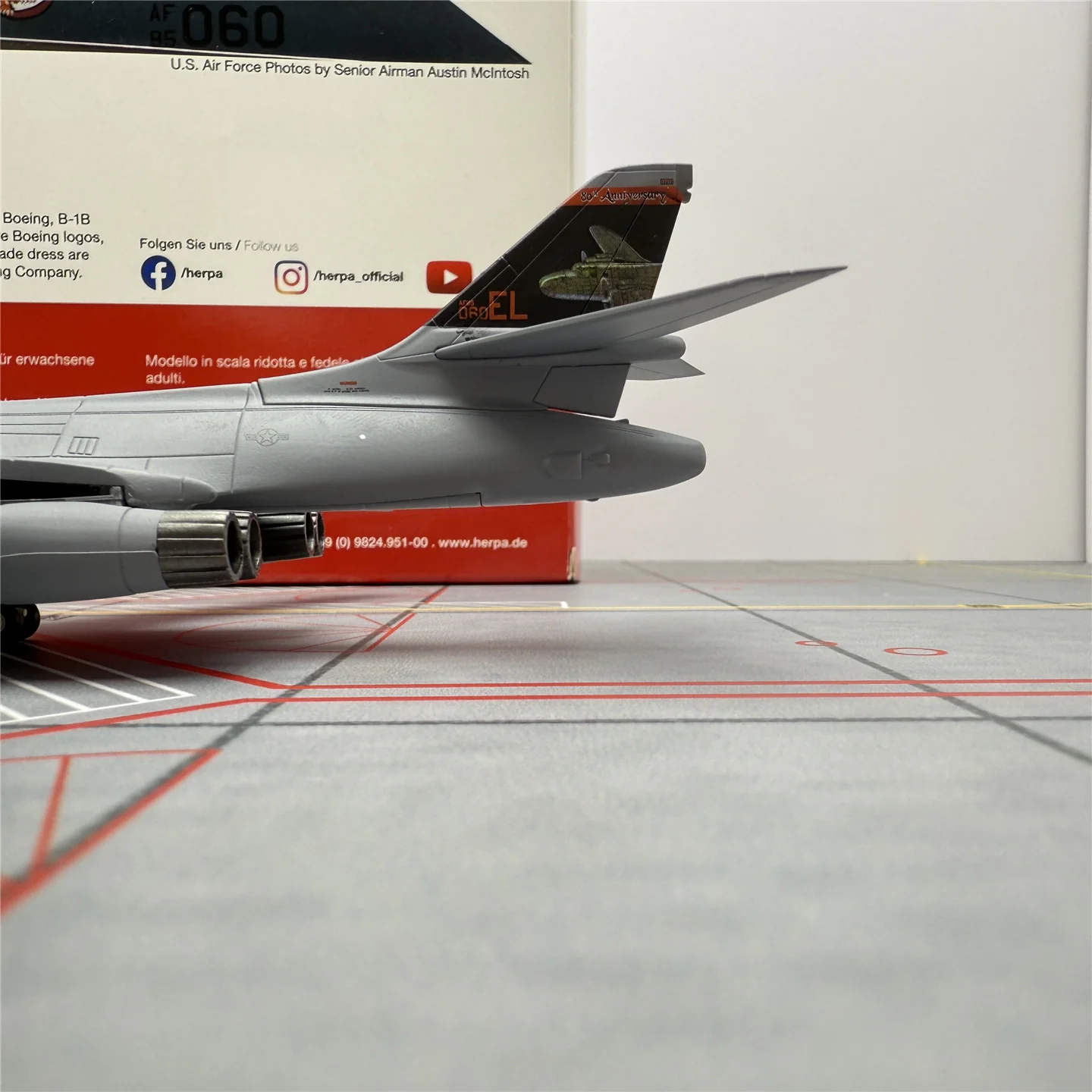 United States Air Force Rockwell B-1B Lancer 85-0060  Scale 1:200  Herpa Wings  22.25 cm - Image 4