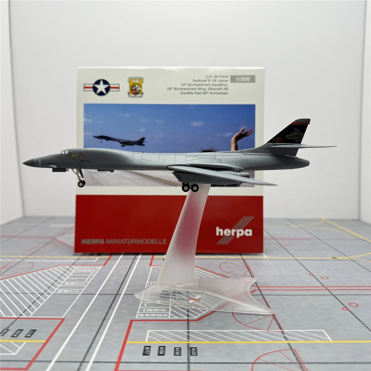 United States Air Force Rockwell B-1B Lancer 85-0060  Scale 1:200  Herpa Wings  22.25 cm - Image 6