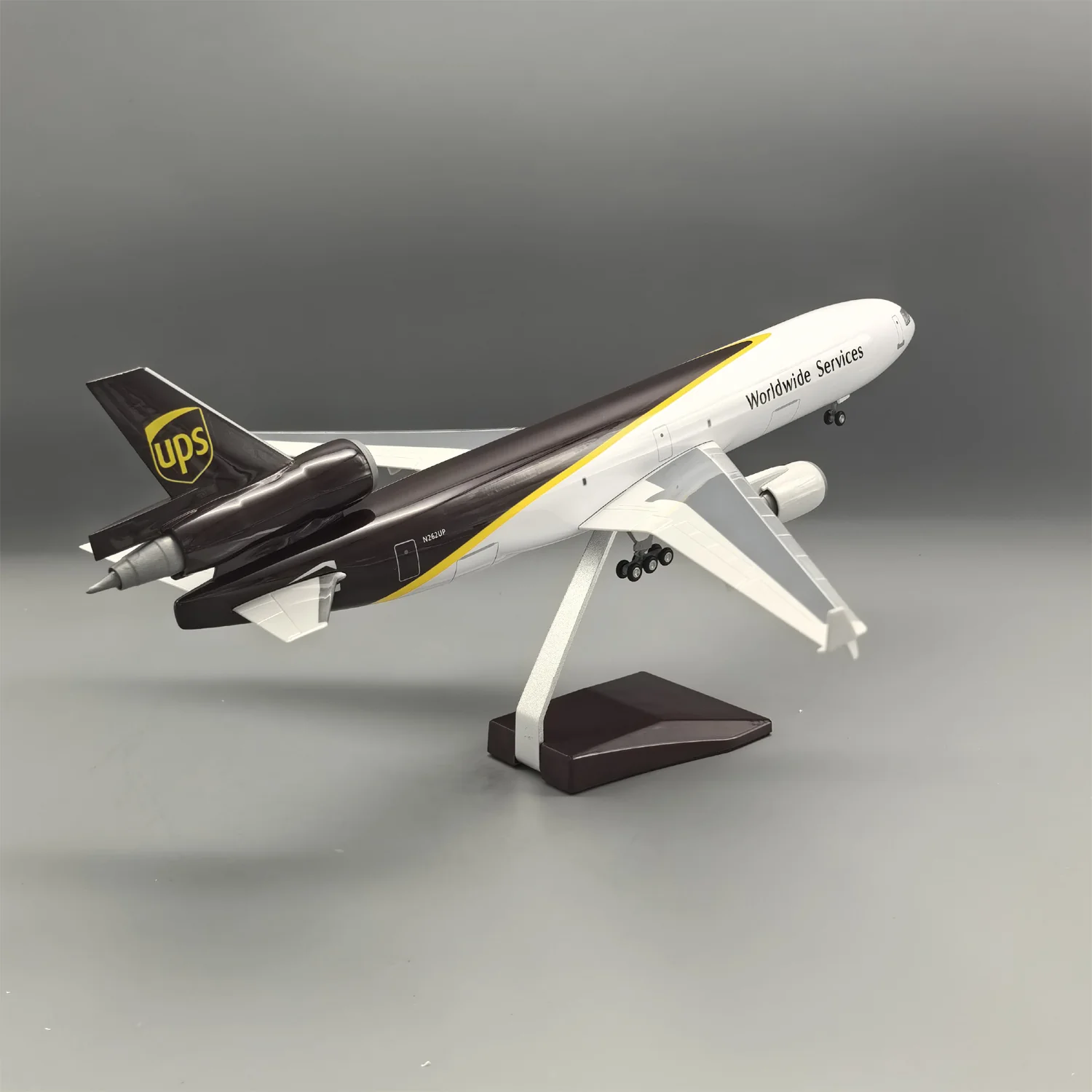UPS MD-11 McDonnell Douglas – Scale 1:130 – 47 cm/18.5 in – ABS Resin – NO LED Lights - Image 10
