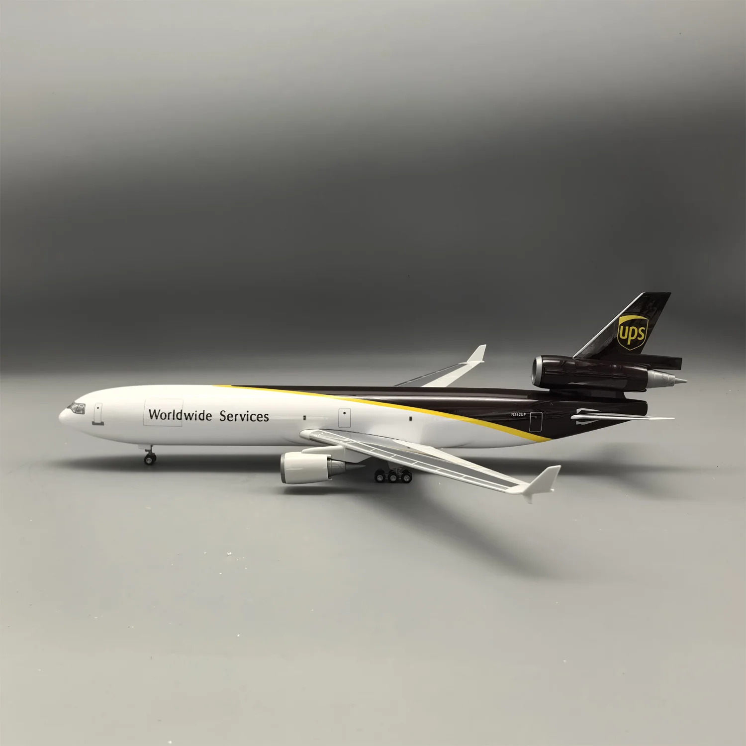 UPS MD-11 McDonnell Douglas – Scale 1:130 – 47 cm/18.5 in – ABS Resin – NO LED Lights - Image 11