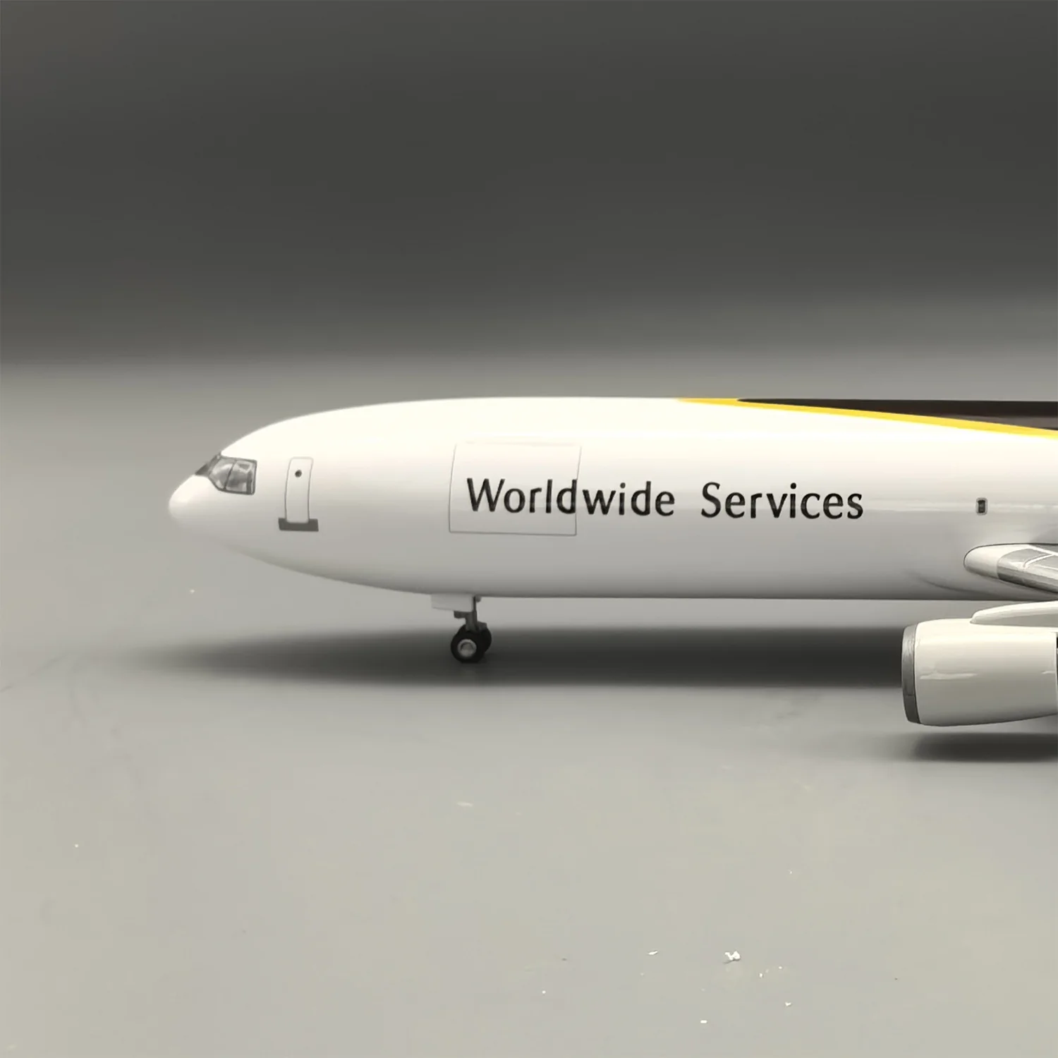 UPS MD-11 McDonnell Douglas – Scale 1:130 – 47 cm/18.5 in – ABS Resin – NO LED Lights - Image 12