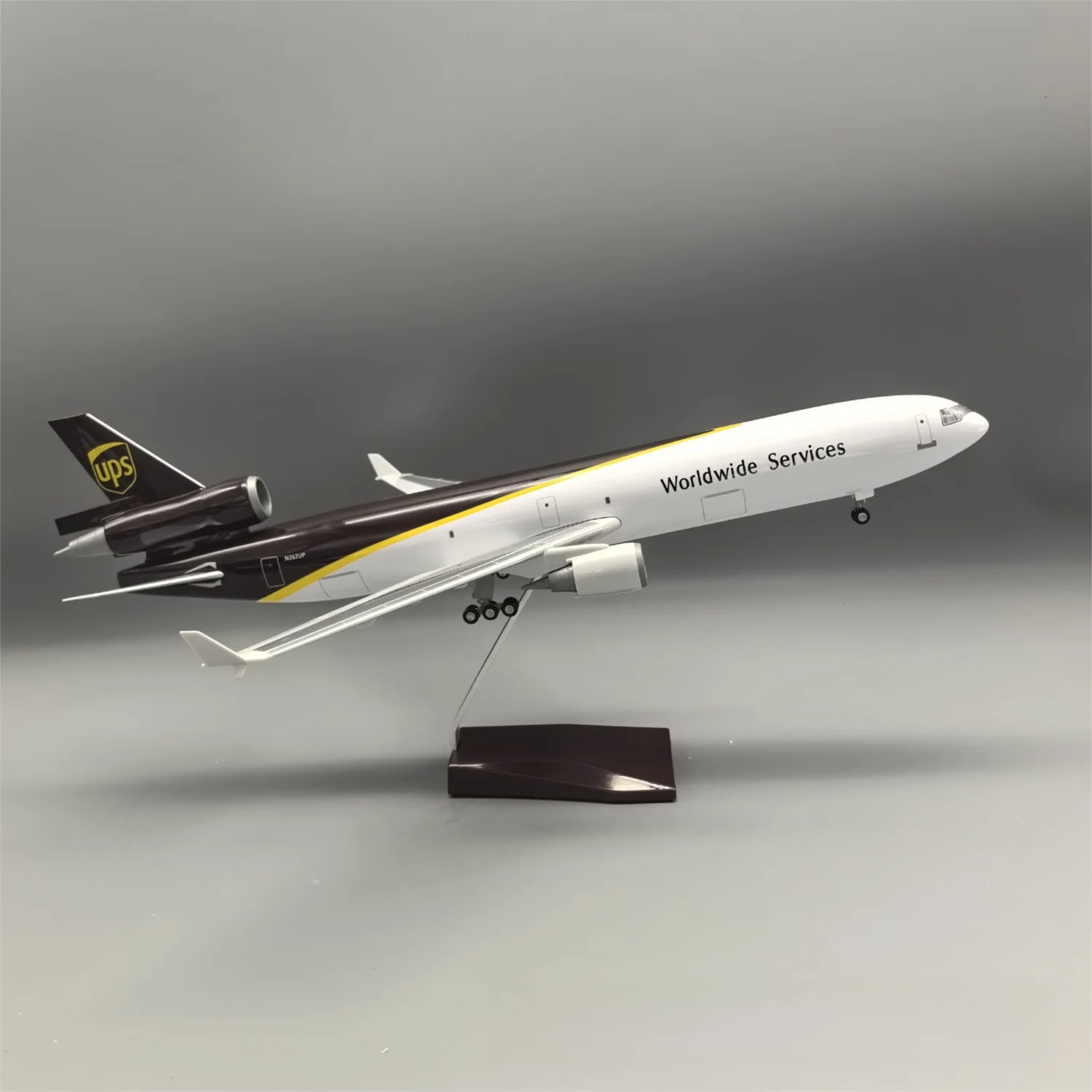 UPS MD-11 McDonnell Douglas – Scale 1:130 – 47 cm/18.5 in – ABS Resin – NO LED Lights - Image 14
