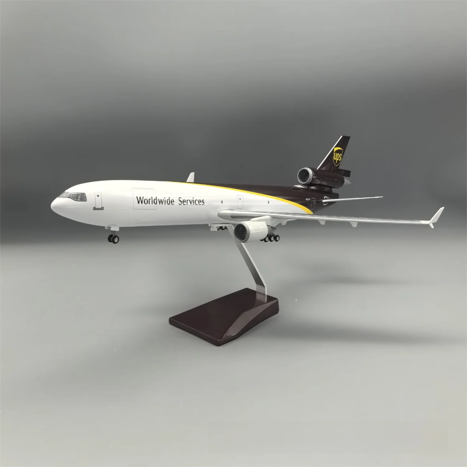 UPS MD-11 McDonnell Douglas – Scale 1:130 – 47 cm/18.5 in – ABS Resin – NO LED Lights - Image 15