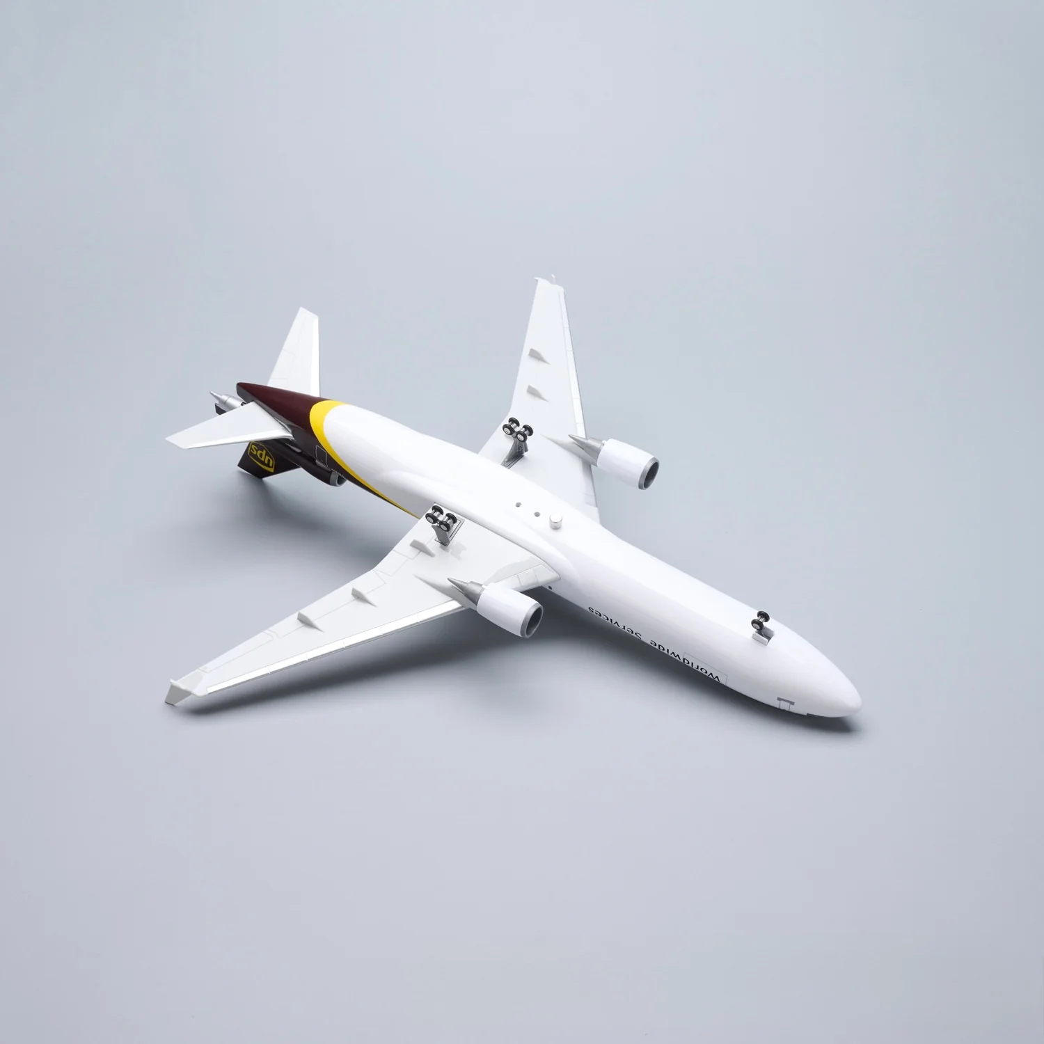 UPS MD-11 McDonnell Douglas – Scale 1:130 – 47 cm/18.5 in – ABS Resin – NO LED Lights - Image 6