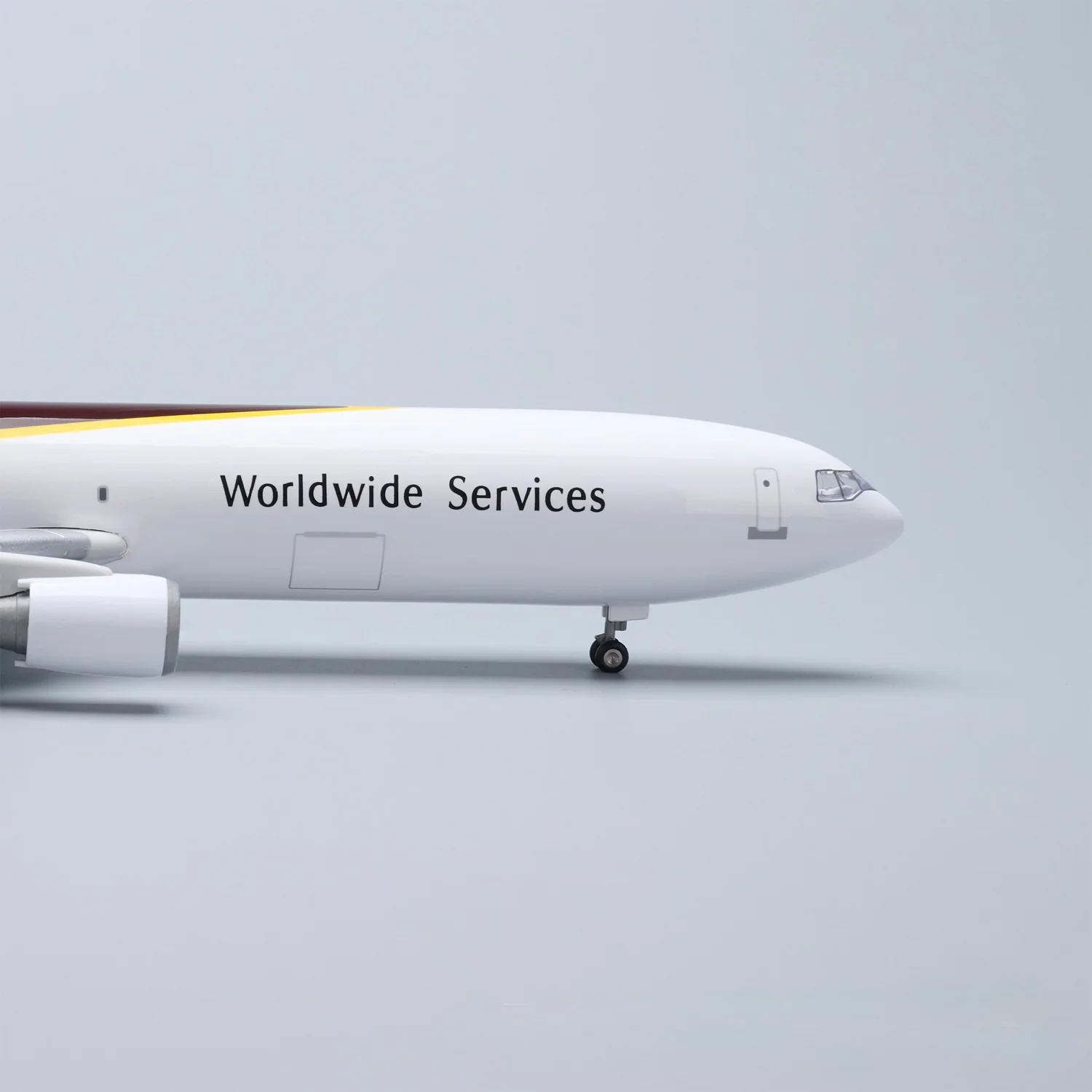 UPS MD-11 McDonnell Douglas – Scale 1:130 – 47 cm/18.5 in – ABS Resin – NO LED Lights - Image 7