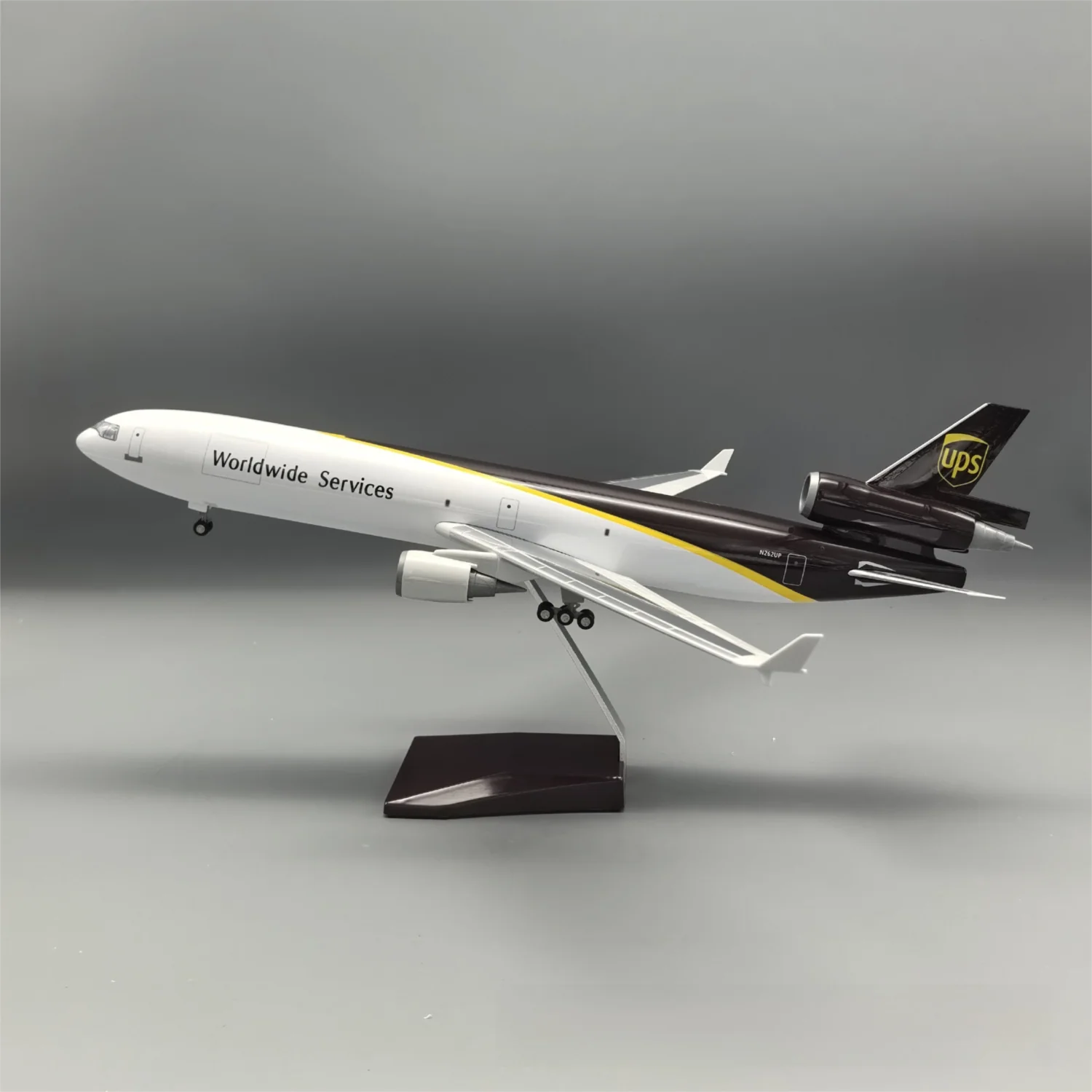 UPS MD-11 McDonnell Douglas – Scale 1:130 – 47 cm/18.5 in – ABS Resin – NO LED Lights - Image 9